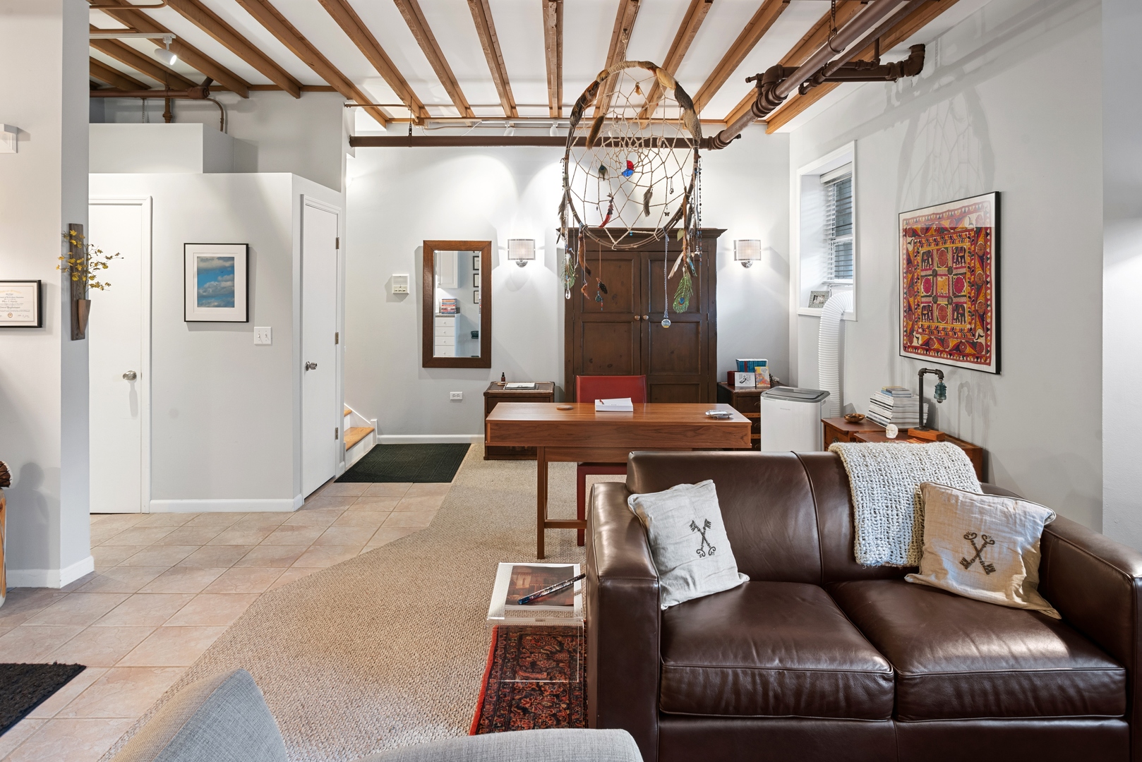 710 West Junior Terrace, Unit 2 Chicago, IL 60613 - Photo 32 of 37 a living room with furniture