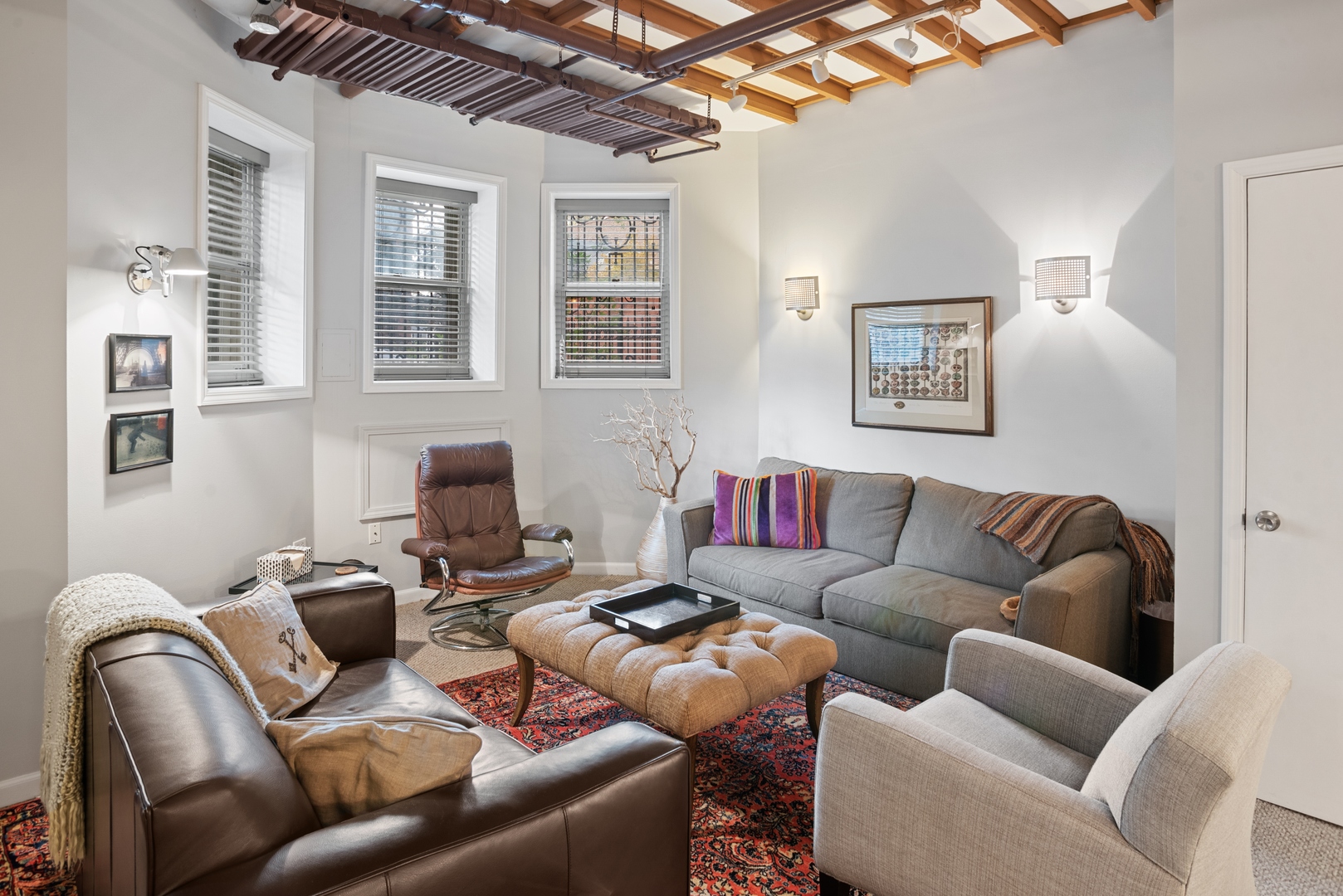 710 West Junior Terrace, Unit 2 Chicago, IL 60613 - Photo 34 of 37 a living room with furniture