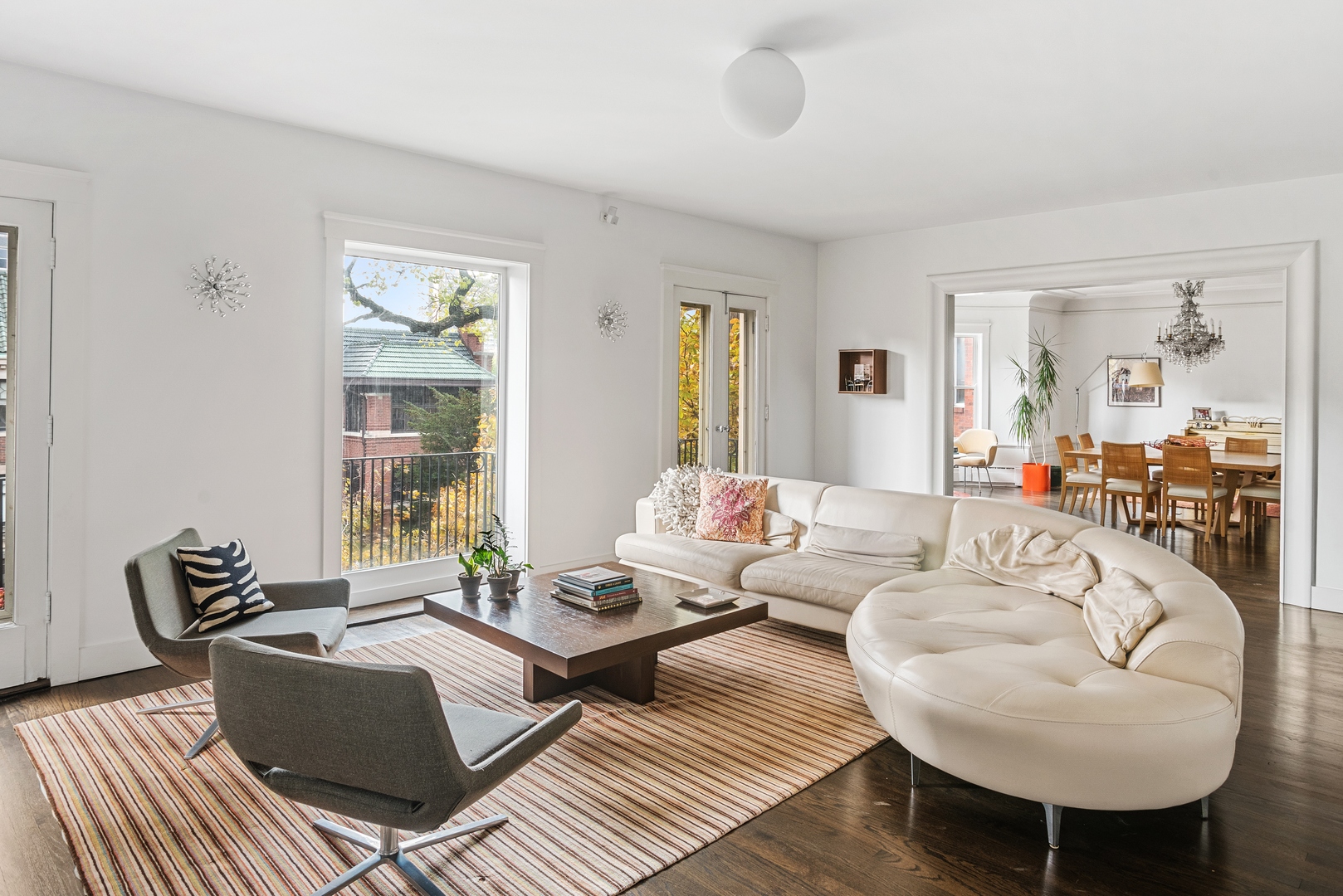 710 West Junior Terrace, Unit 2 Chicago, IL 60613 - Photo 4 of 37 a living room with furniture and a table