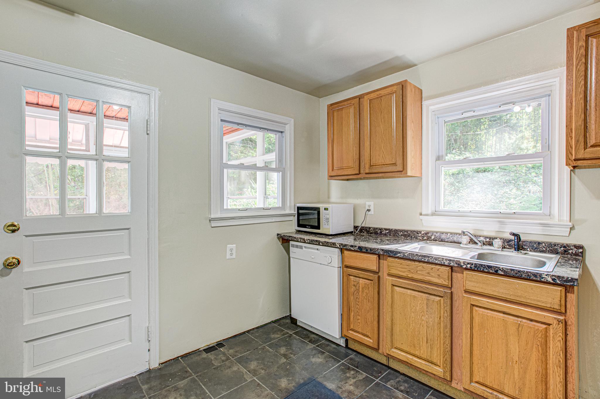 19125 Windsor Road Triangle, VA 22172 - Photo 14 of 64 Kitchen with door to exterior