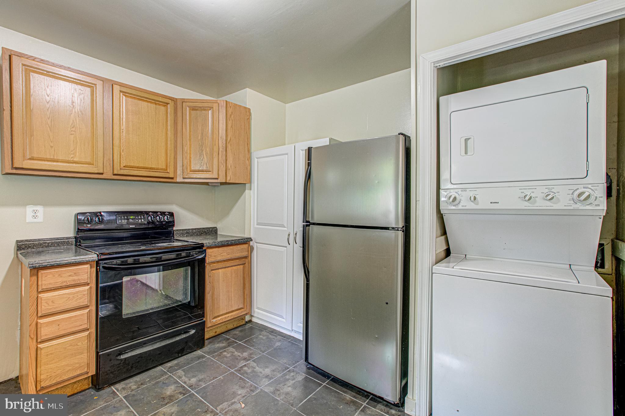 19125 Windsor Road Triangle, VA 22172 - Photo 16 of 64 Kitchen with stackable washer/dryer