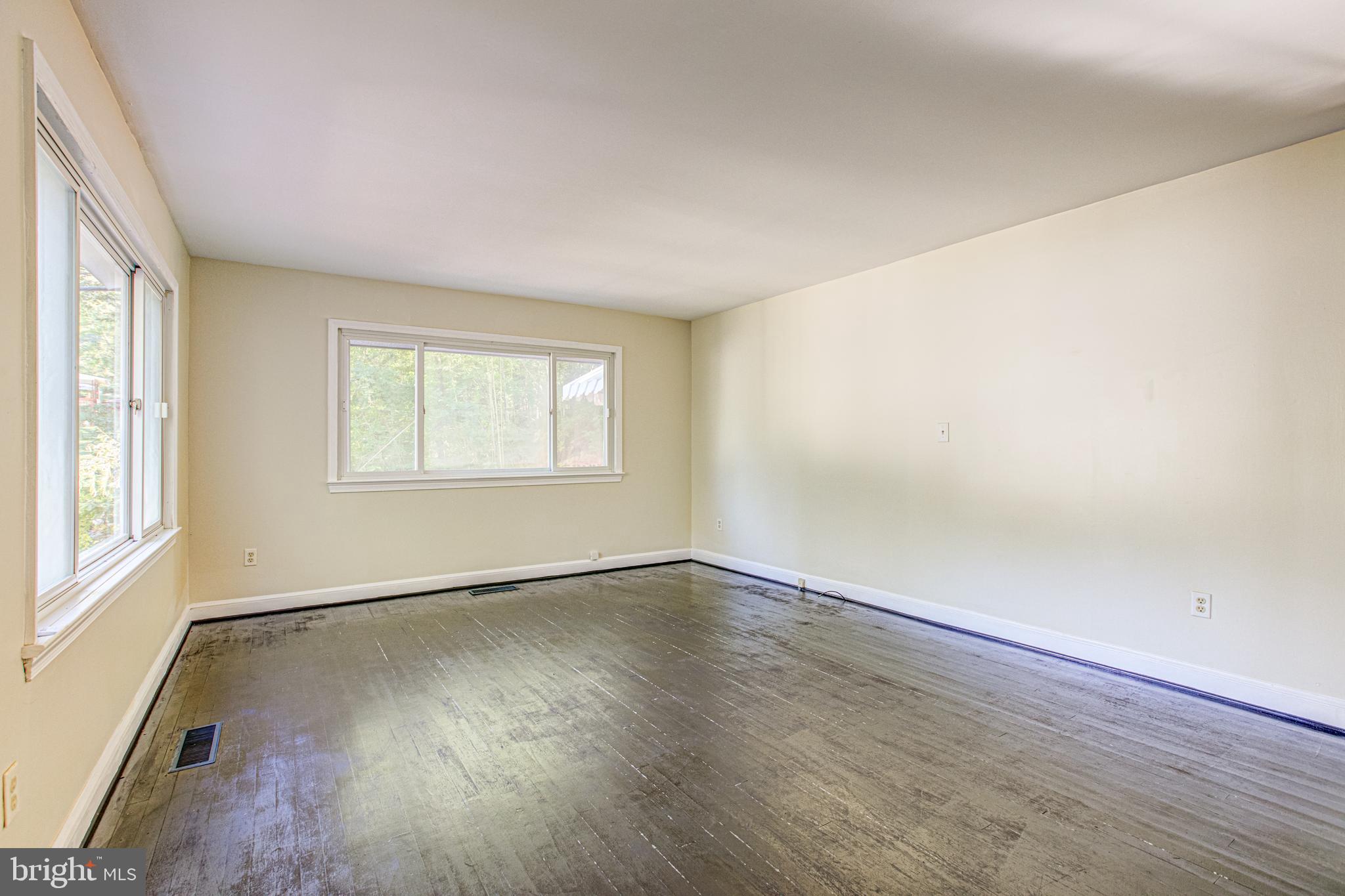 19125 Windsor Road Triangle, VA 22172 - Photo 3 of 64 Living Room