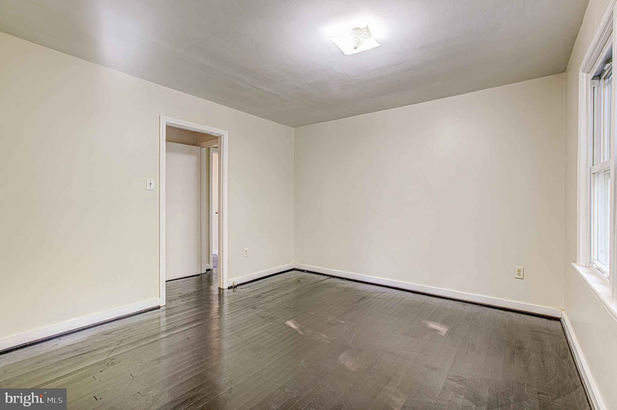 19125 Windsor Road Triangle, VA 22172 - Photo 23 of 64 Sitting room off primary bdrm