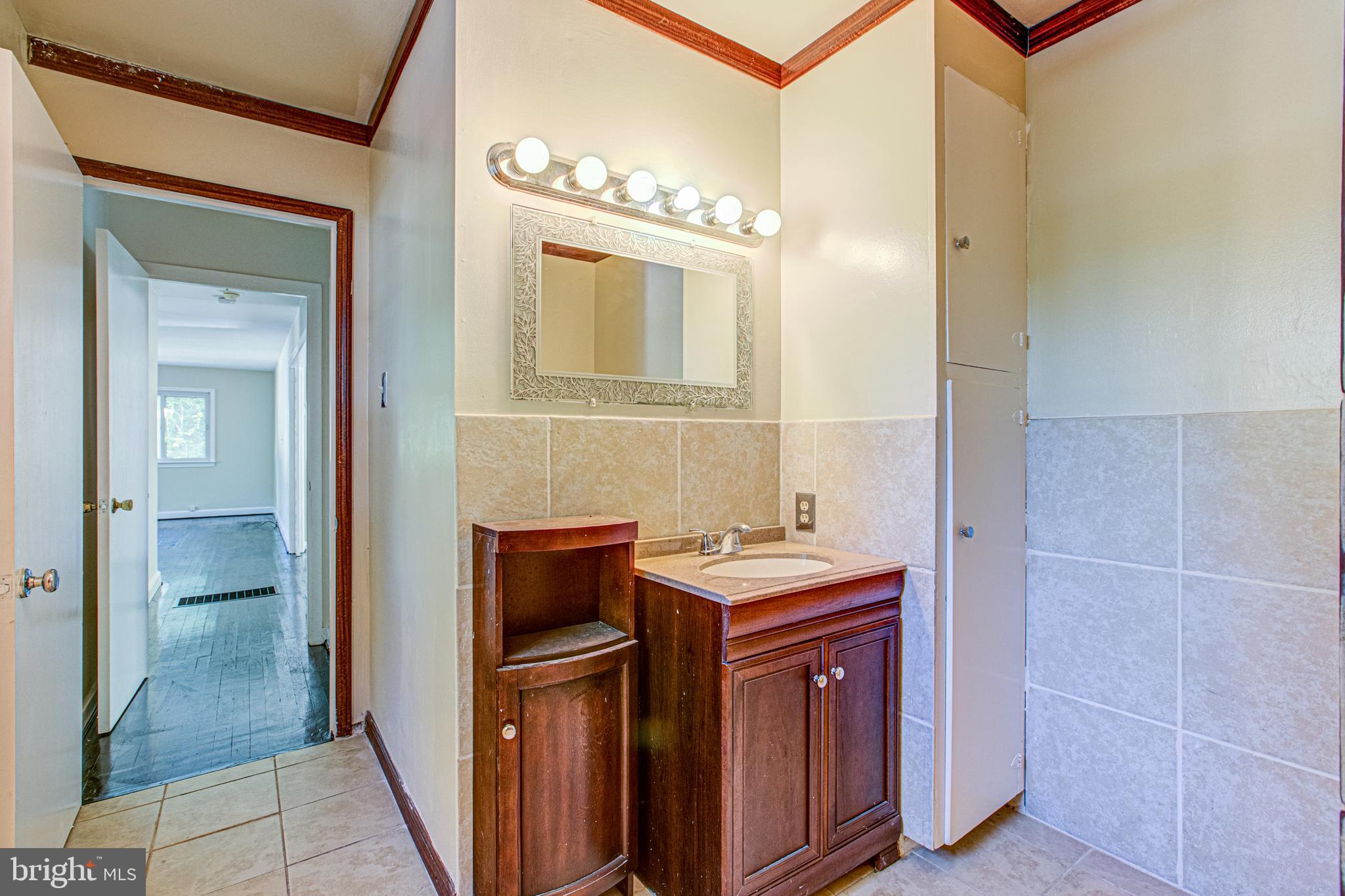 19125 Windsor Road Triangle, VA 22172 - Photo 27 of 64 Full Bath in Primary Bedroom