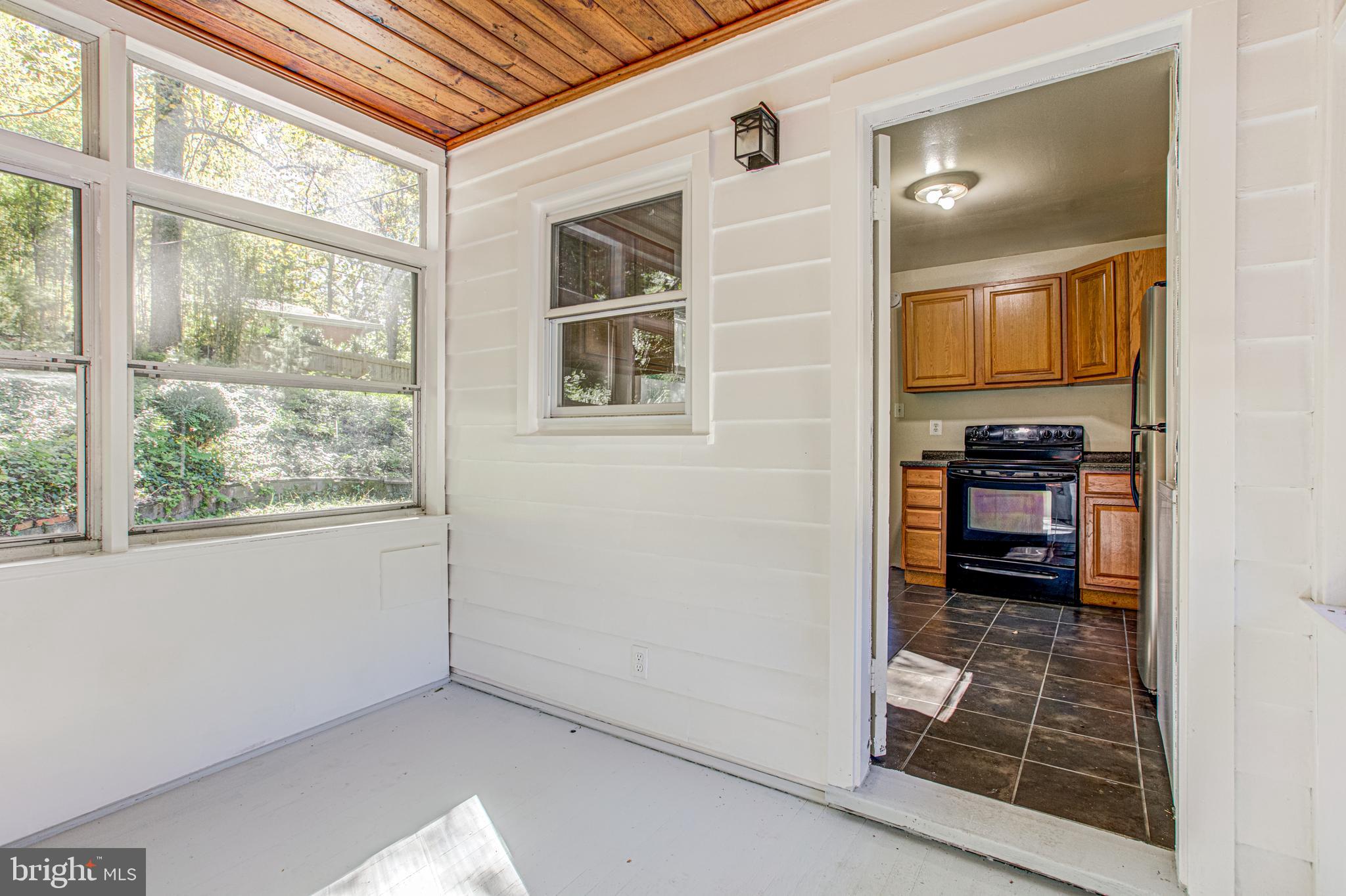 19125 Windsor Road Triangle, VA 22172 - Photo 30 of 64 Sun Room off kitchen