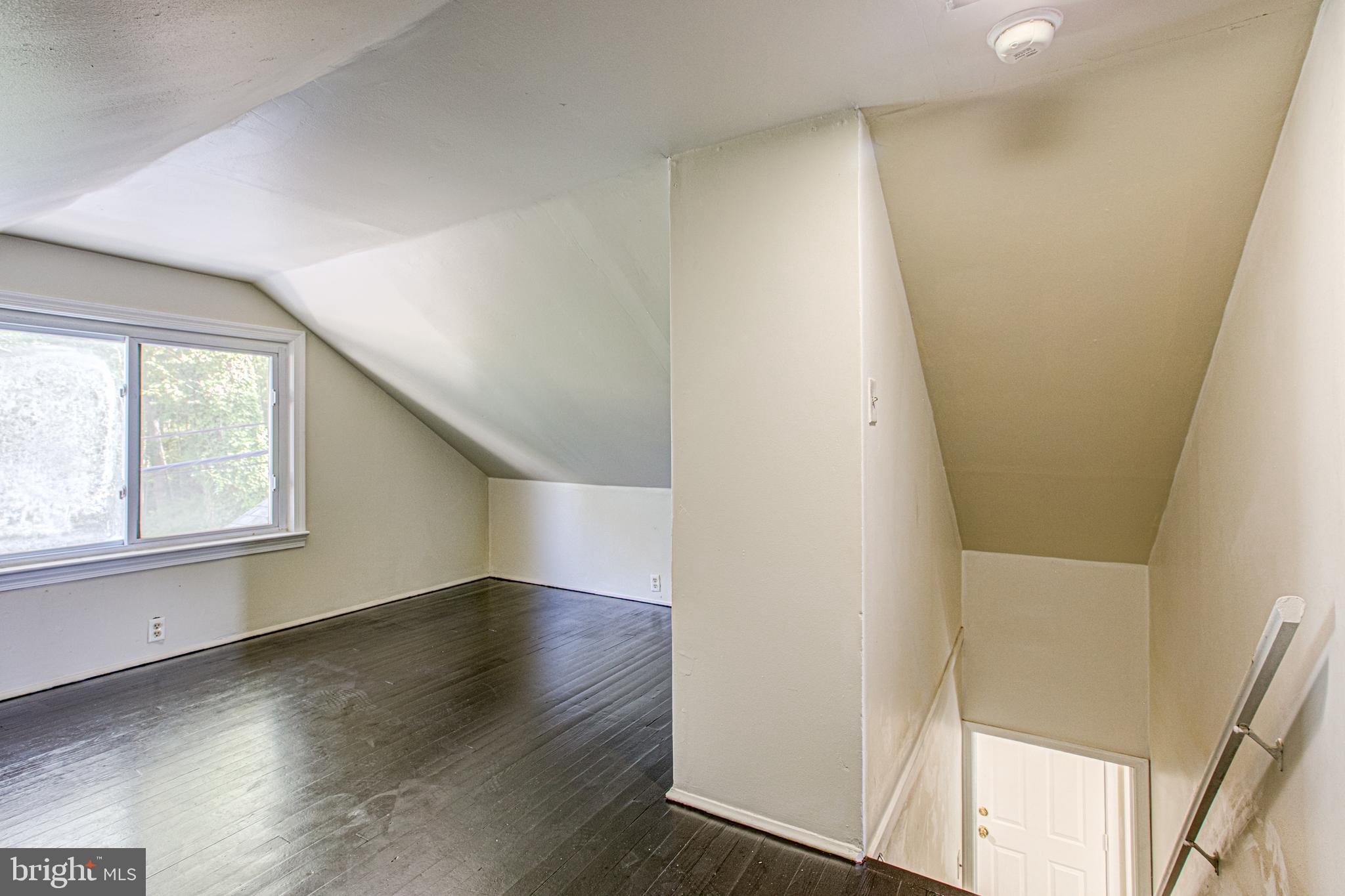 19125 Windsor Road Triangle, VA 22172 - Photo 32 of 64 Upper Level Bedroom w/half bath and office space