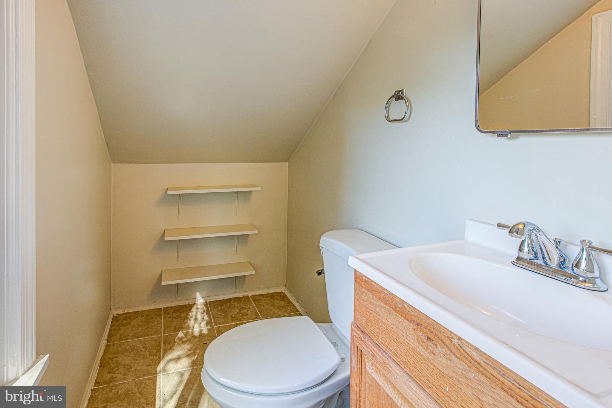 19125 Windsor Road Triangle, VA 22172 - Photo 37 of 64 Half Bath in upper level