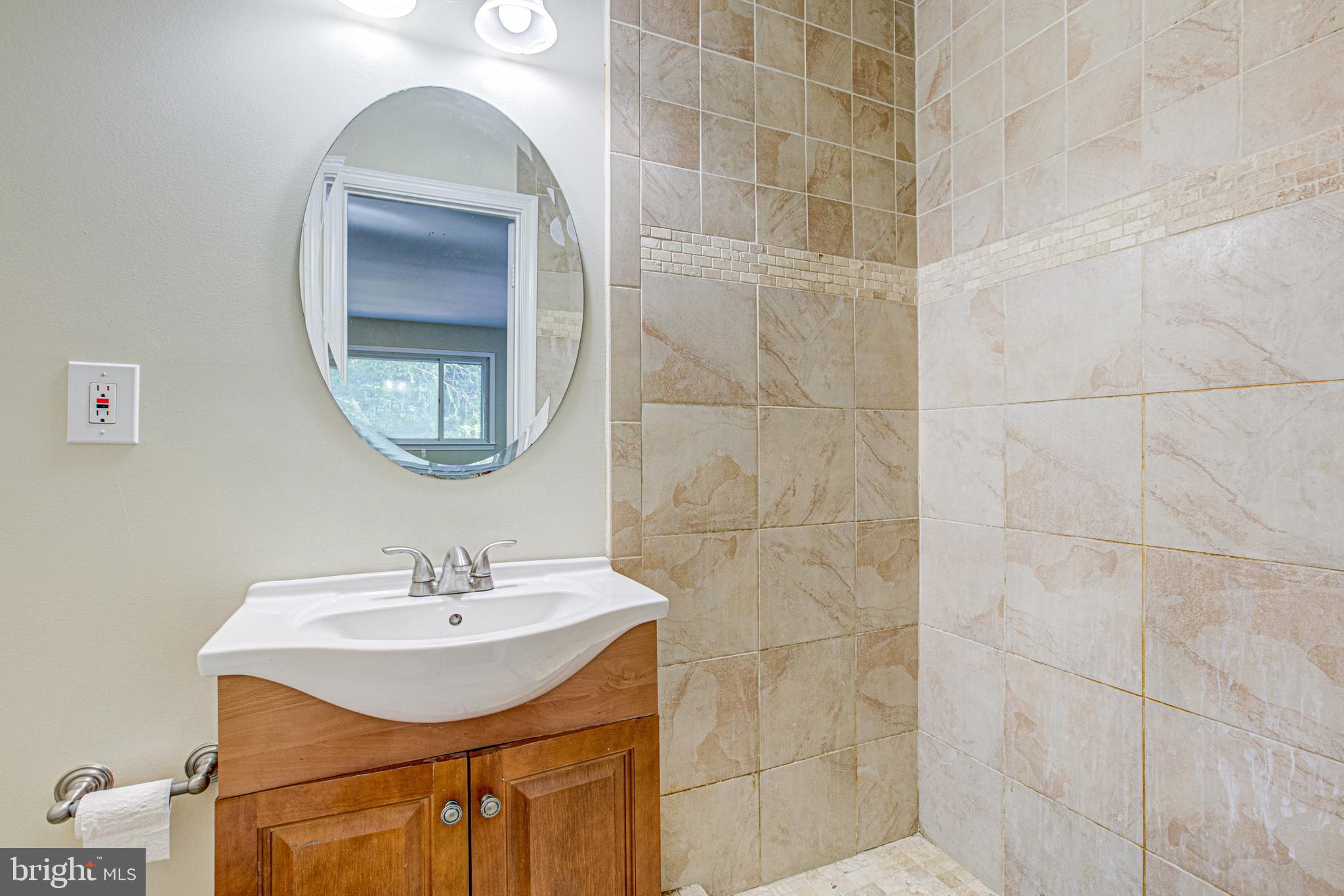 19125 Windsor Road Triangle, VA 22172 - Photo 6 of 64 Full bath on main level
