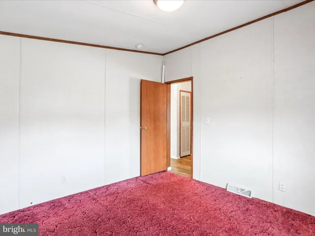 a view of a big room with closet and a bed