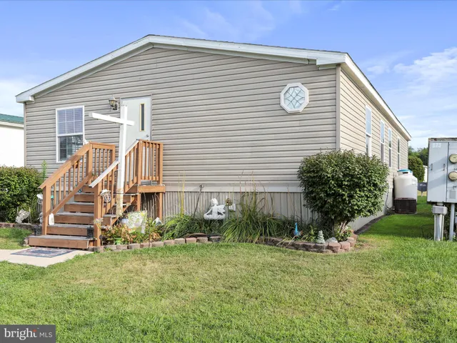 a front view of house with yard