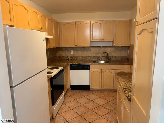 $2,595 | 1435 King Court, Green Brook, NJ 08812