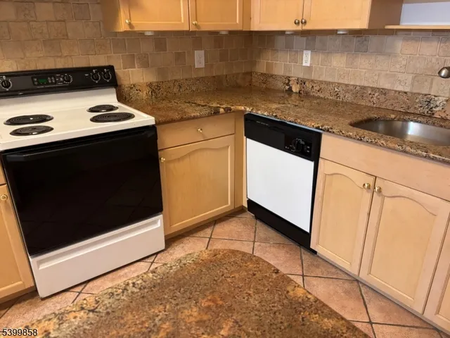 $2,595 | 1435 King Court, Green Brook, NJ 08812