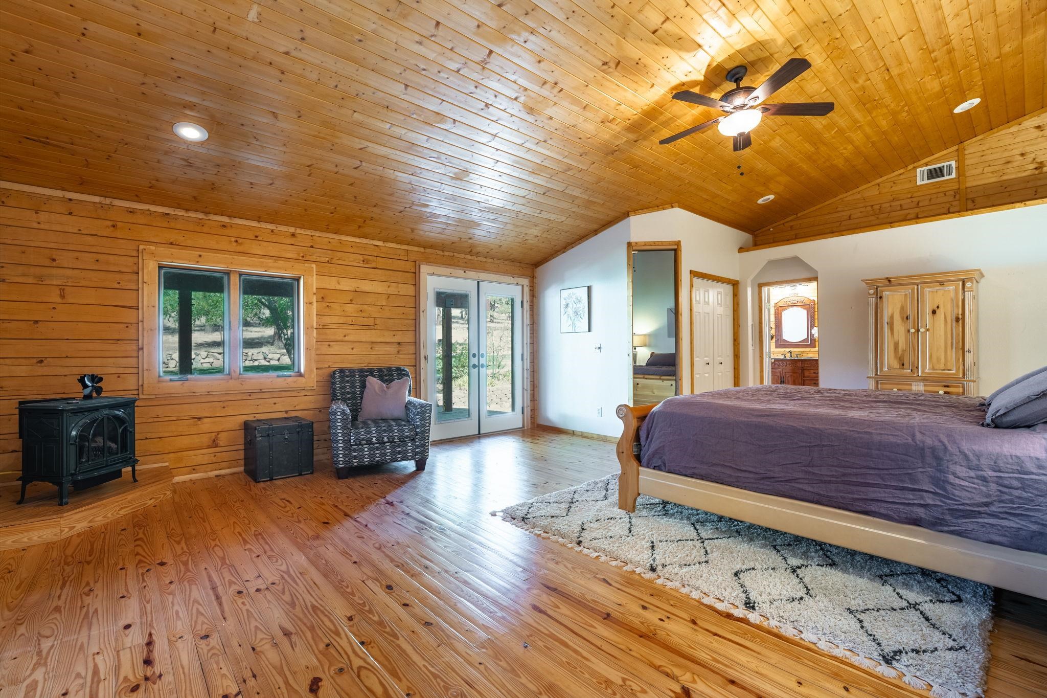 413-915 Scott Road Doyle, CA 96109 - Photo 10 of 28 a spacious bedroom with a bed and wooden floors