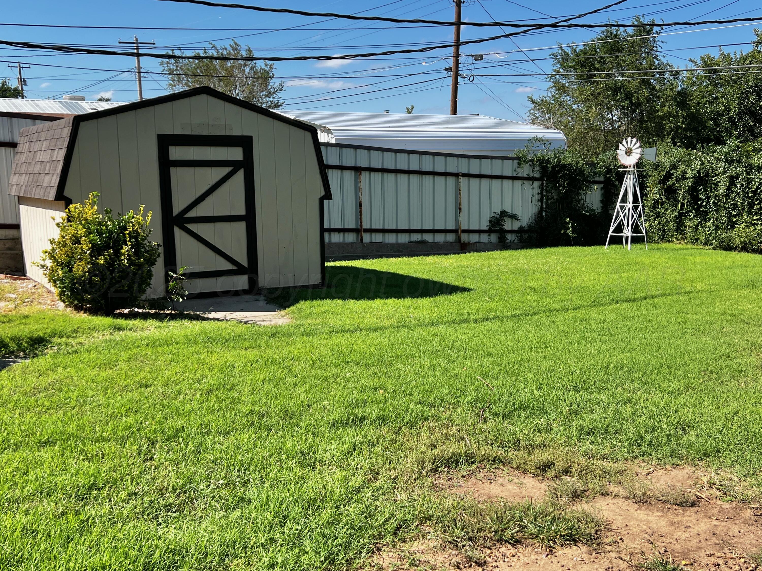 205 Houston Street Borger, TX 79007 - Photo 24 of 25 a view of a back yard of the house