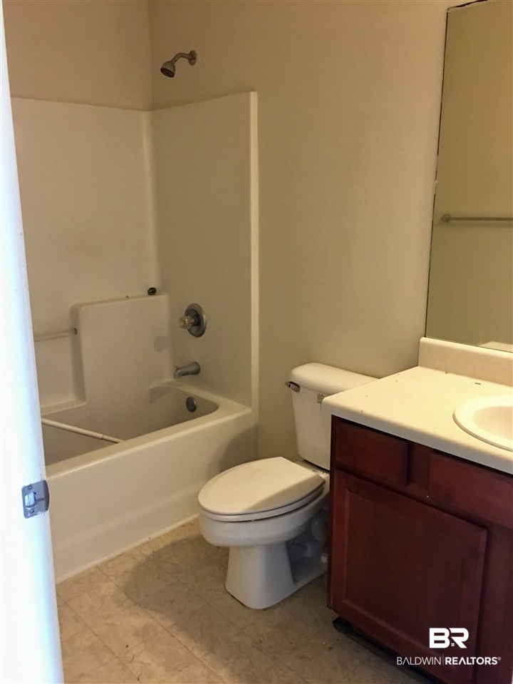 1458 Hunters Ridge Drive West Mobile, AL 36695 - Photo 12 of 15 Hall bathroom