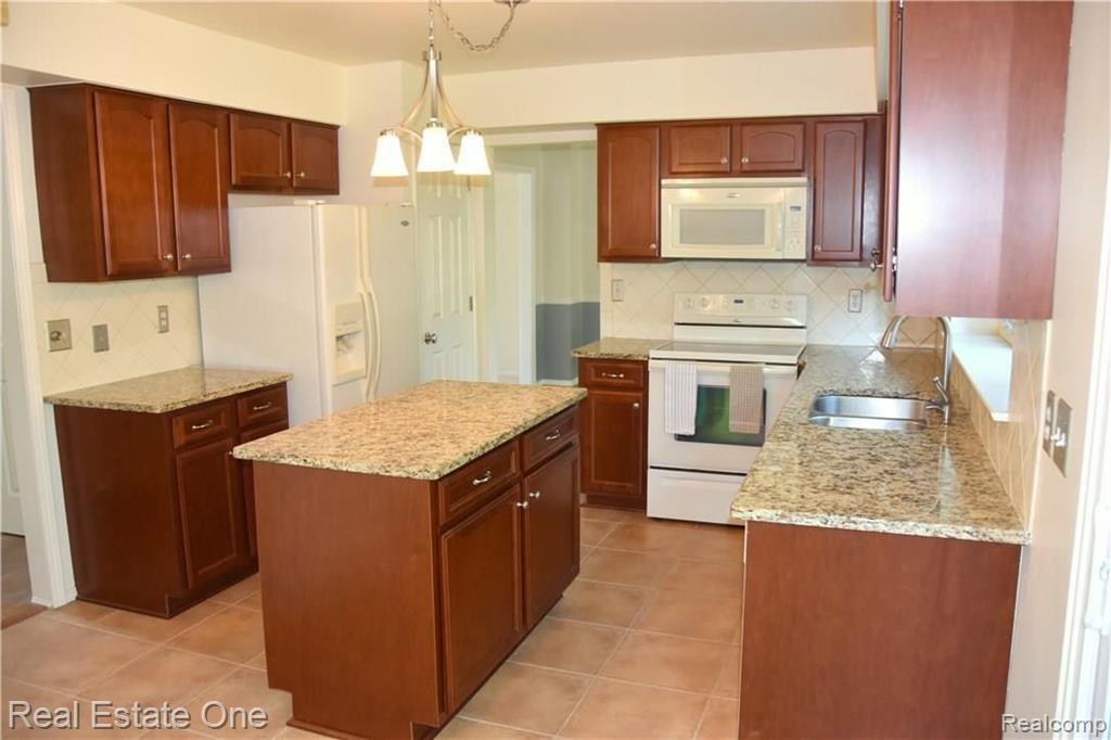 1984 Clear Point Court Rochester Hills, MI 48306 - Photo 7 of 21