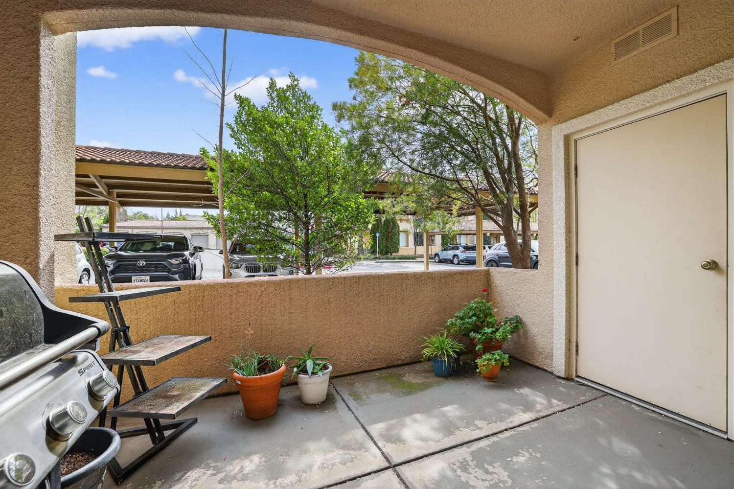 1501 Secret Ravine Parkway, Unit 1916 Roseville, CA 95661 - Photo 21 of 41 a backyard of a house with outdoor seating