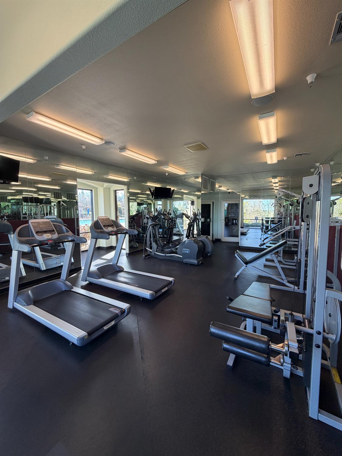 1501 Secret Ravine Parkway, Unit 1916 Roseville, CA 95661 - Photo 35 of 41 a gym hall with exercise machine
