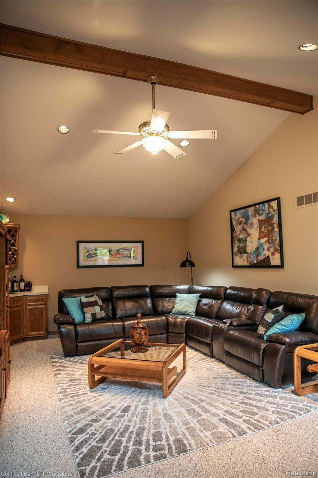 3216 Primrose Drive Rochester, MI 48307 - Photo 7 of 39 Huge great room with wet bar.