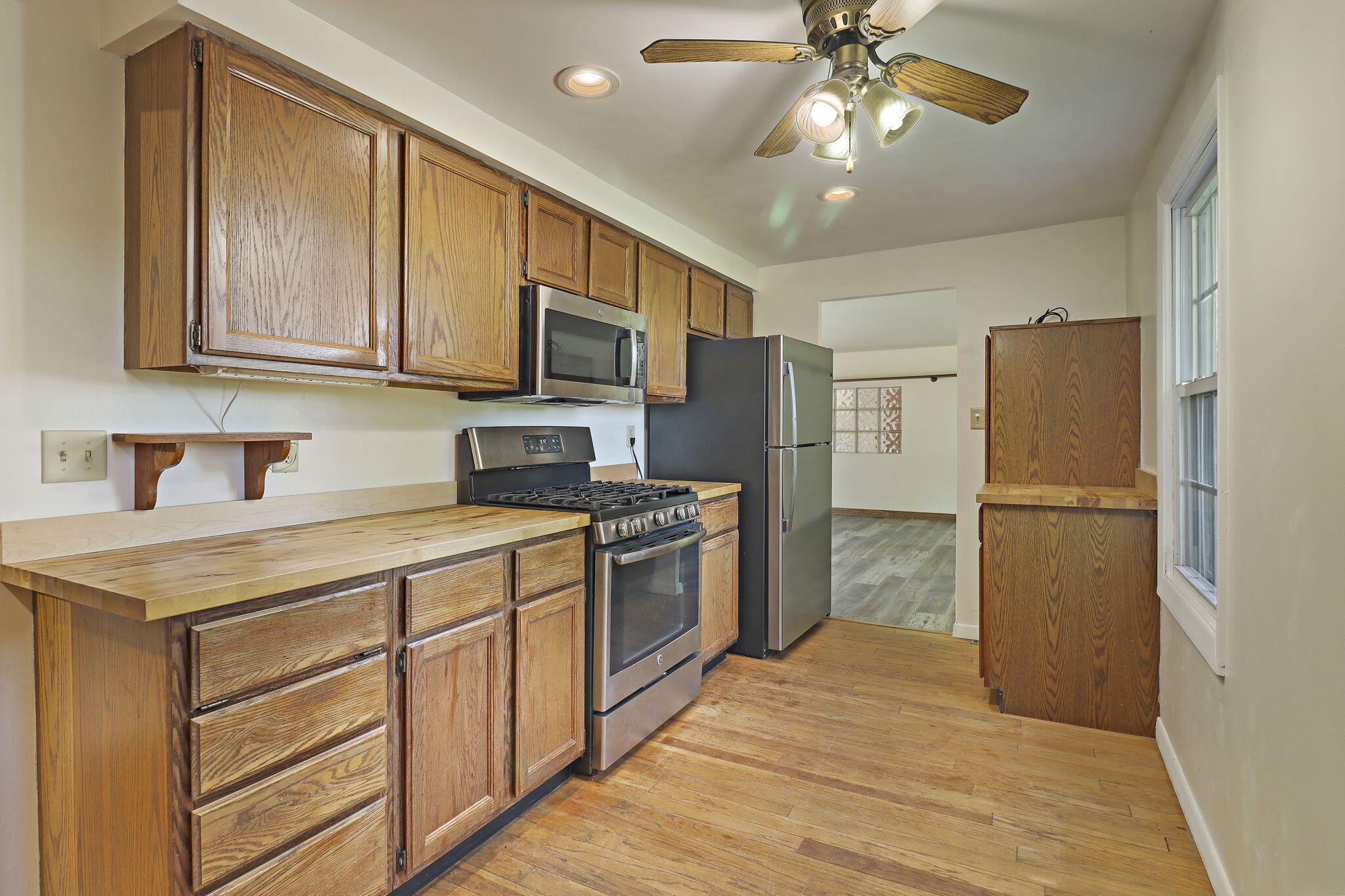 6592 Lorraine Road Richmond, WI 53115 - Photo 6 of 22 Kitchen