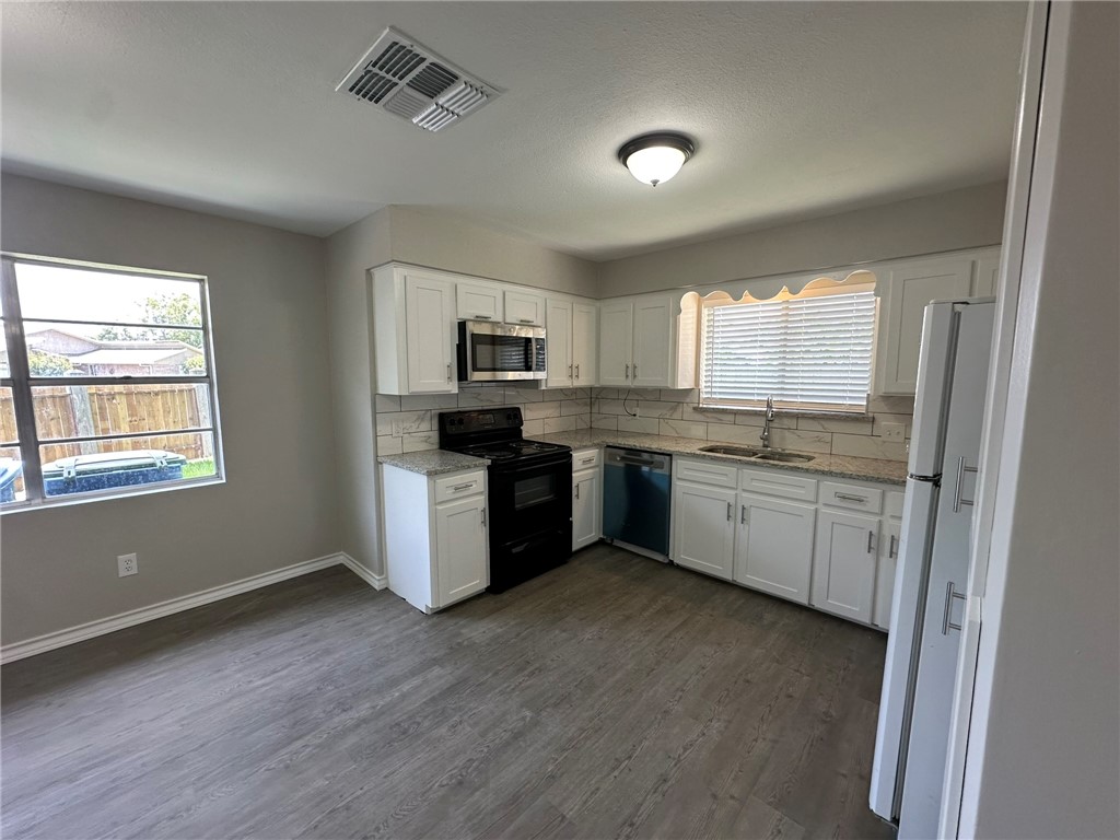 2001 St Charles Drive Portland, TX 78374 - Photo 9 of 40