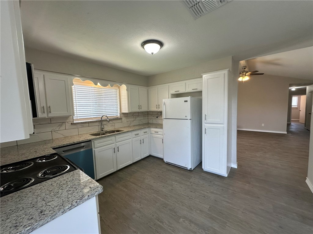 2001 St Charles Drive Portland, TX 78374 - Photo 10 of 40