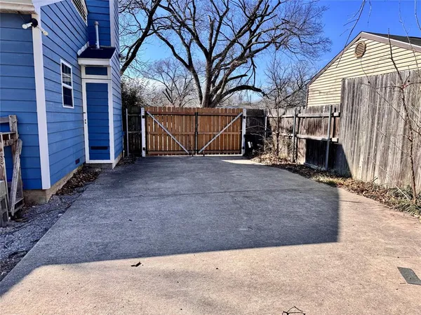 a view of a backyard