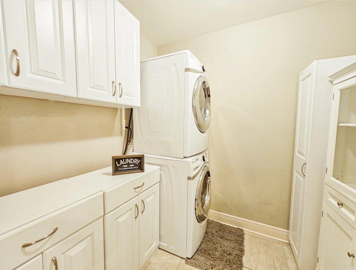 109 Thornhill Road Fort Walton Beach, FL 32547 - Photo 33 of 38 a utility room with dryer and washer