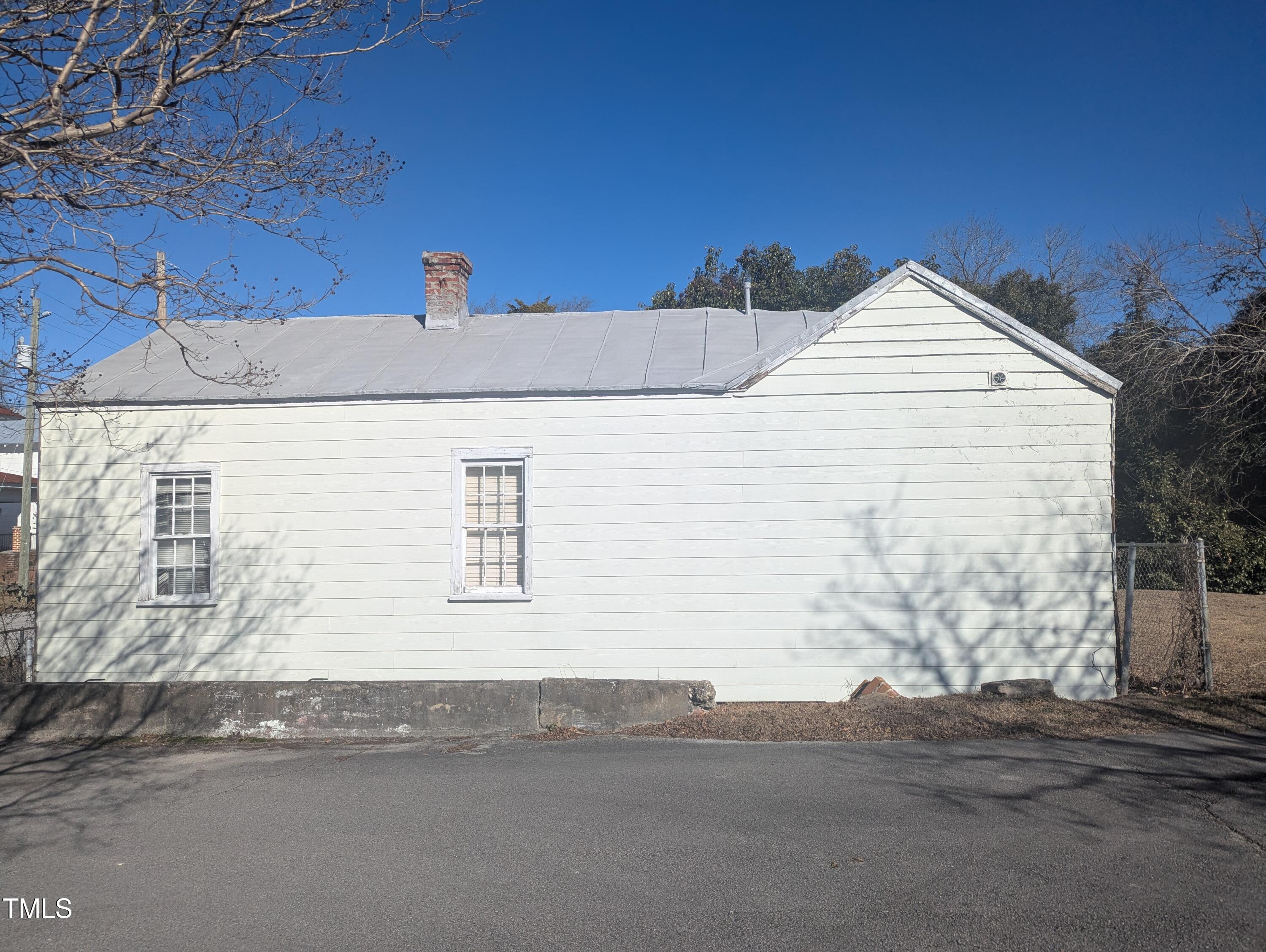 406 Bern Street New Bern, NC 28560 - Photo 2 of 5 a front view of a house with a road
