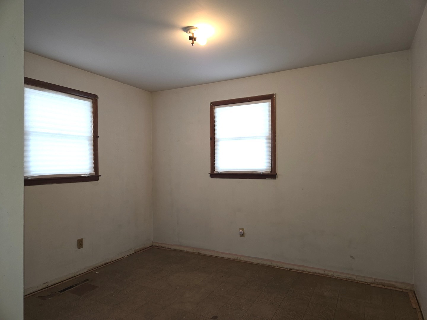 286 South Barbara Drive Kankakee, IL 60901 - Photo 11 of 15 an empty room with a window