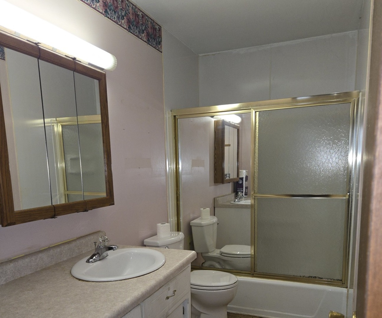 286 South Barbara Drive Kankakee, IL 60901 - Photo 12 of 15 a bathroom with a sink toilet and shower