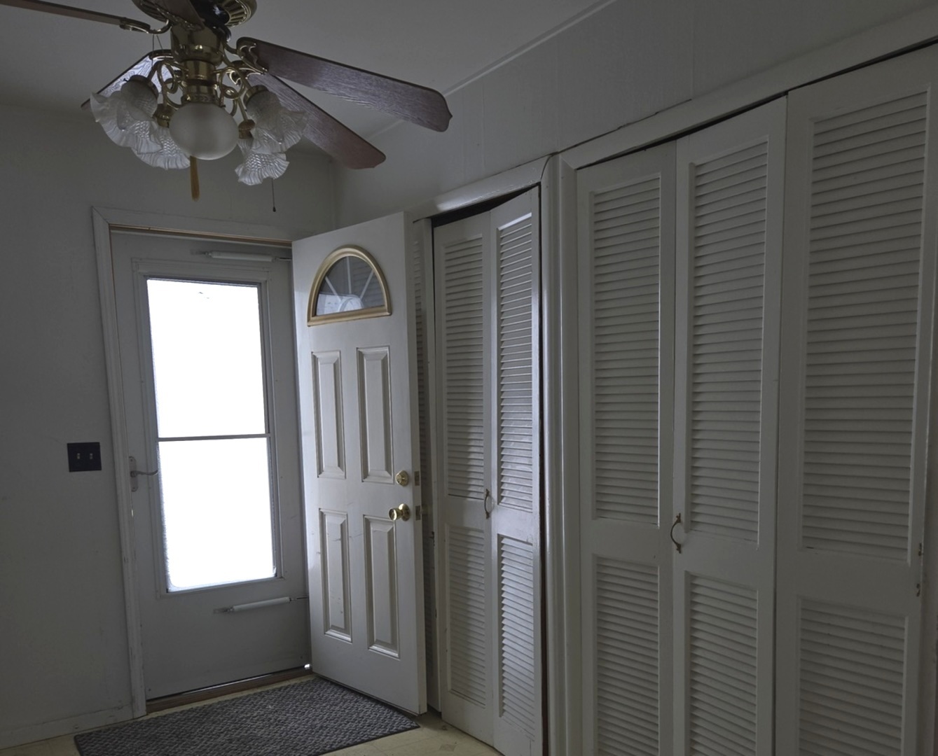 286 South Barbara Drive Kankakee, IL 60901 - Photo 7 of 15 a view of a livingroom with a window