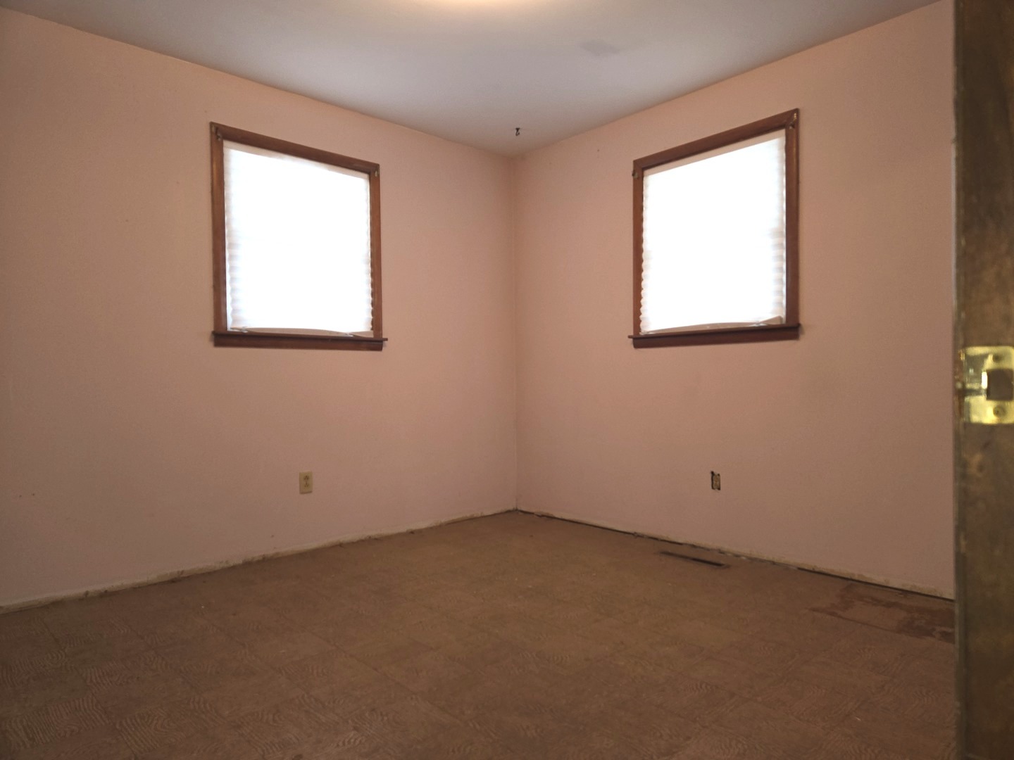 286 South Barbara Drive Kankakee, IL 60901 - Photo 10 of 15 an empty room with a window