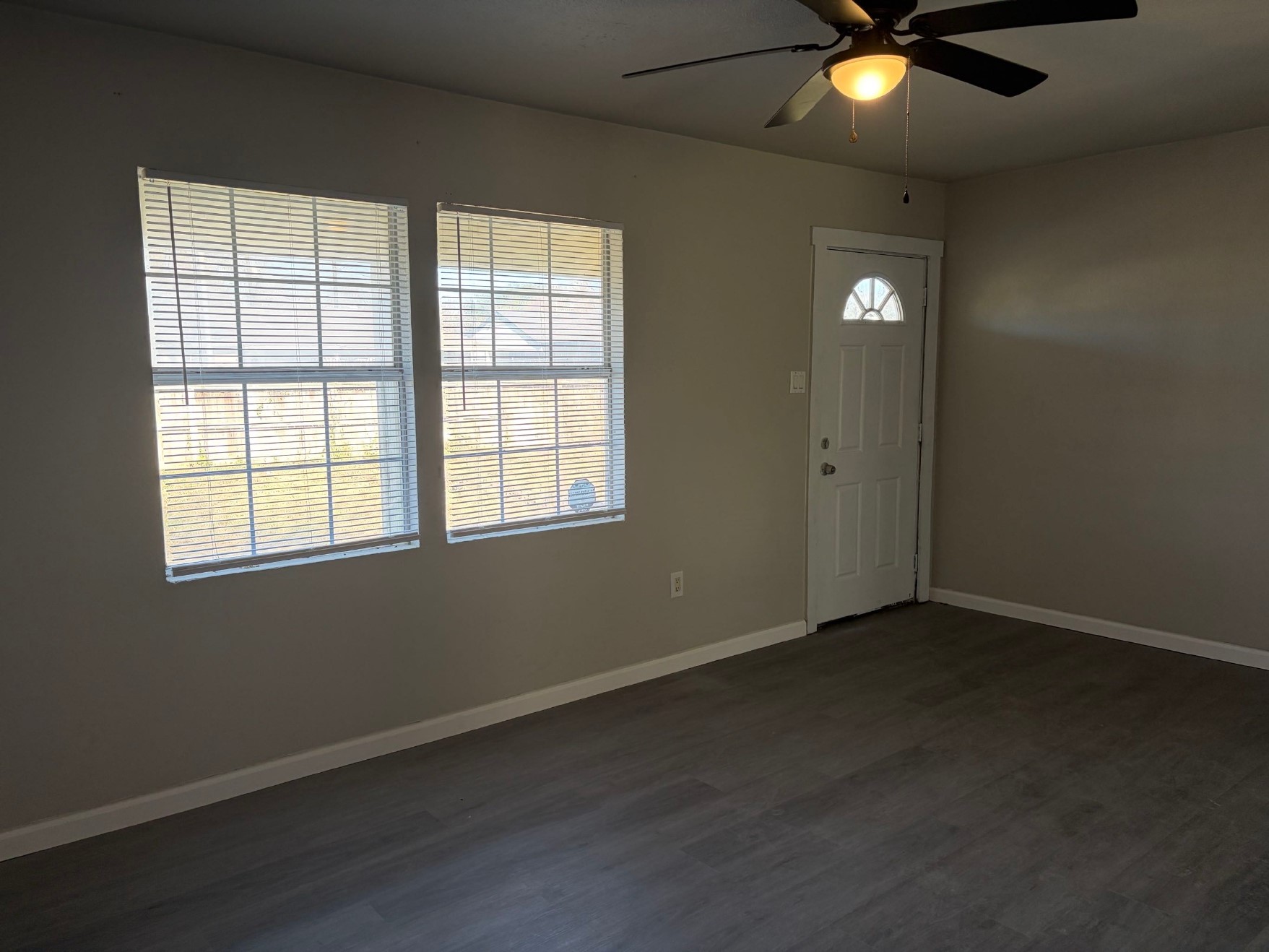 5406 Lyndhurst Drive Houston, TX 77033 - Photo 9 of 17 an empty room with window