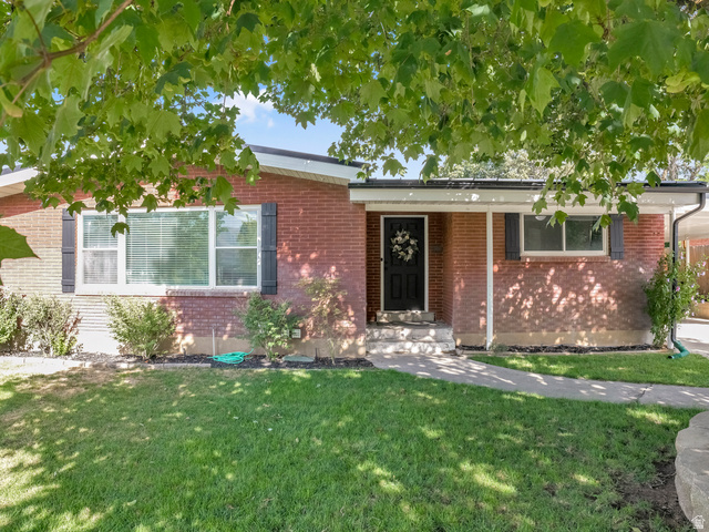 523 South Main Street Payson, UT 84651 - Photo 5 of 41 Brick facade ranch-style residence featuring a covered entry and a paved walkway