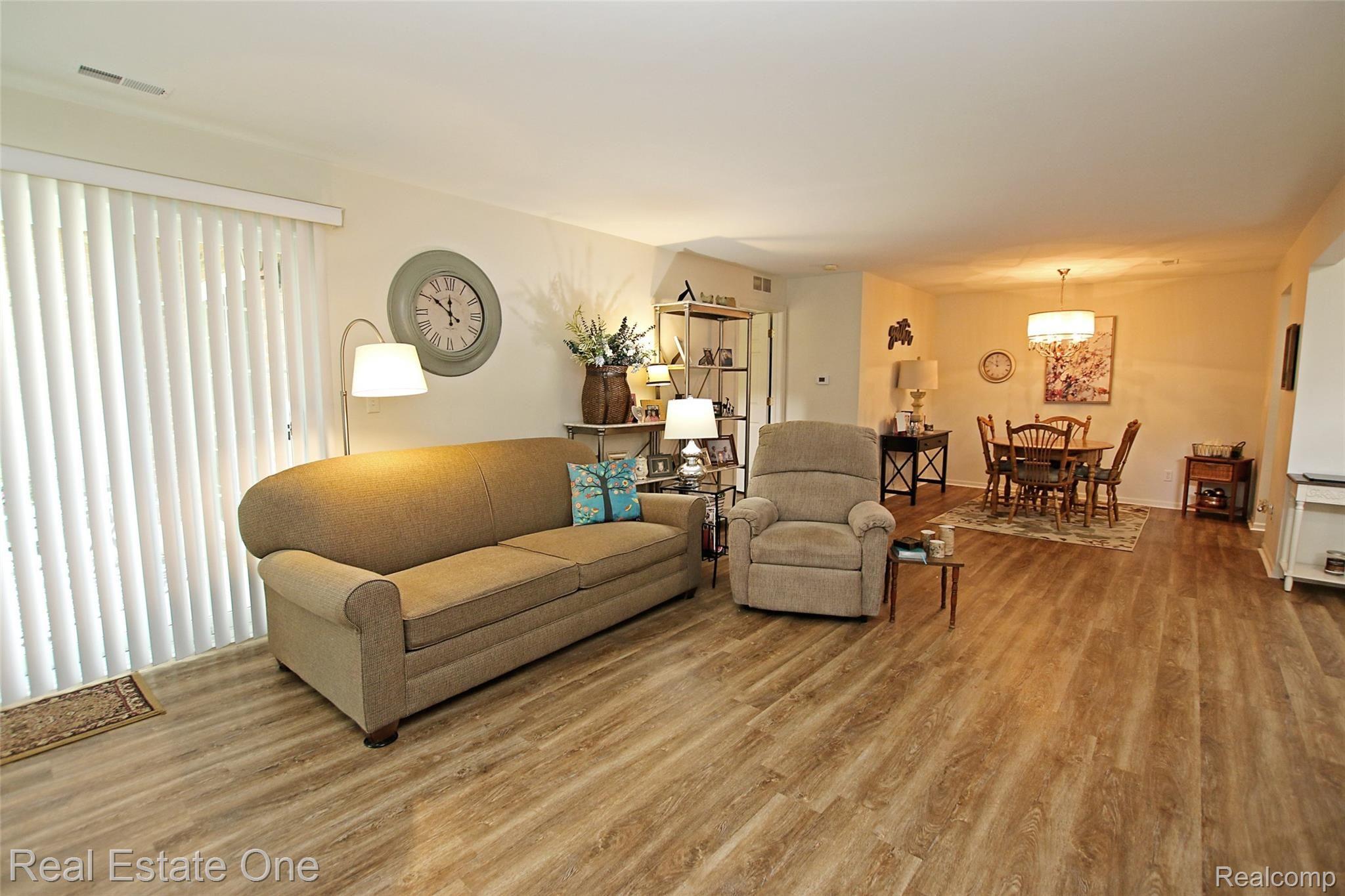 3559 Oakmonte Boulevard Rochester, MI 48306 - Photo 10 of 29 10) Living Room.jpg