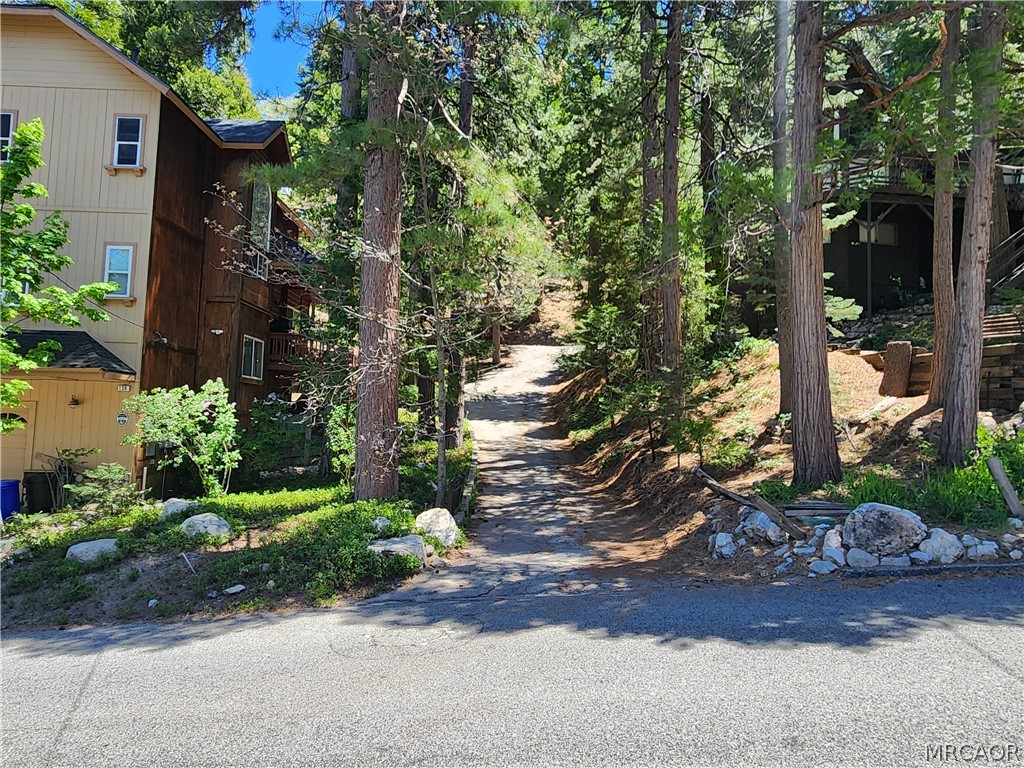 132 Grizzly Road Lake Arrowhead, CA 92352 - Photo 10 of 19 a front view of a house with a yard