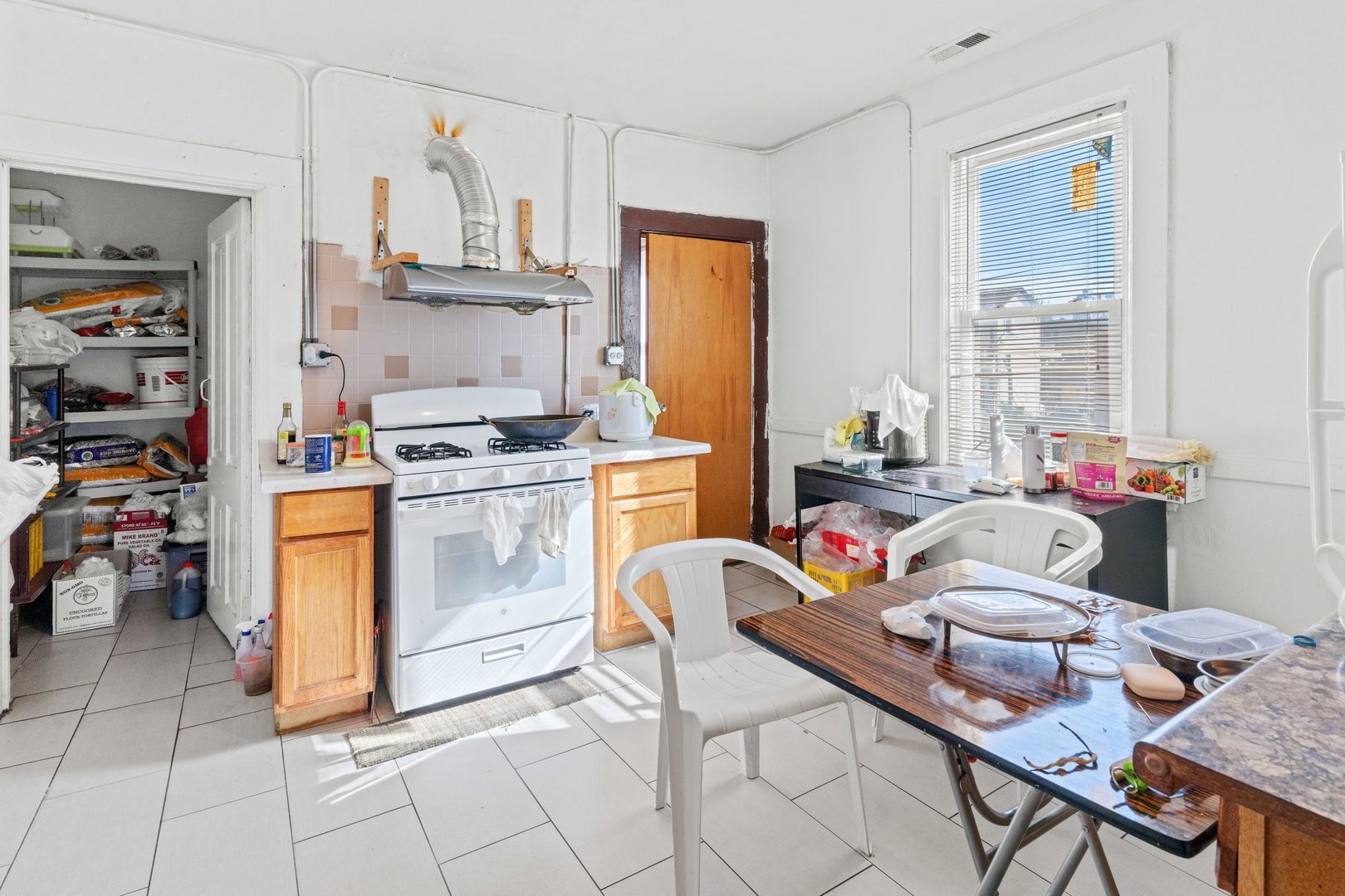 318 West 24th Place Chicago, IL 60616 - Photo 15 of 21 a workspace with furniture and a window