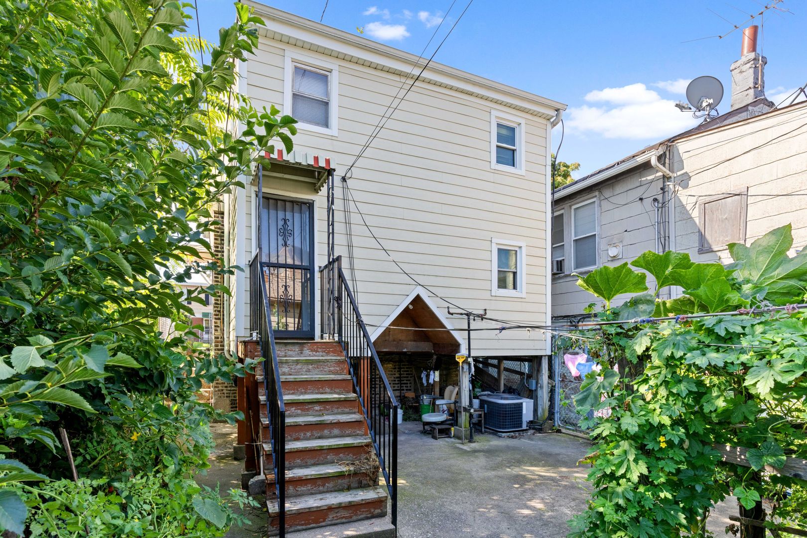 318 West 24th Place Chicago, IL 60616 - Photo 20 of 21 a front view of a house with a garden
