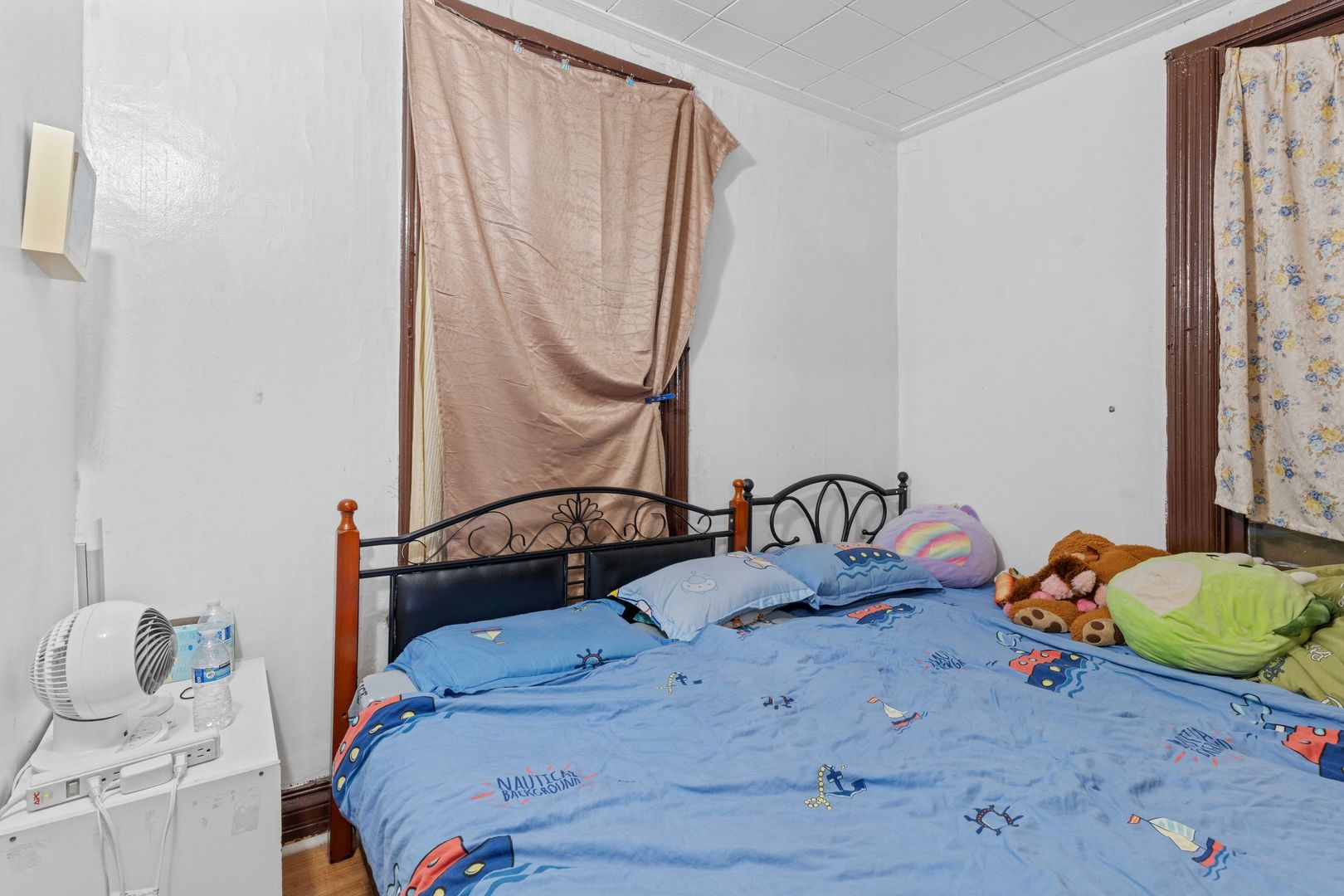 318 West 24th Place Chicago, IL 60616 - Photo 6 of 21 a bedroom with a bed and a dresser in it