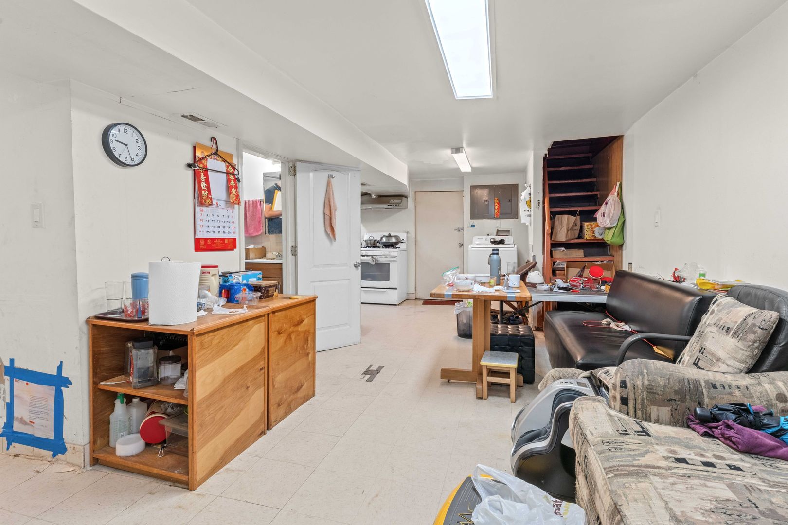 318 West 24th Place Chicago, IL 60616 - Photo 10 of 21 a room with furniture a rug and a window