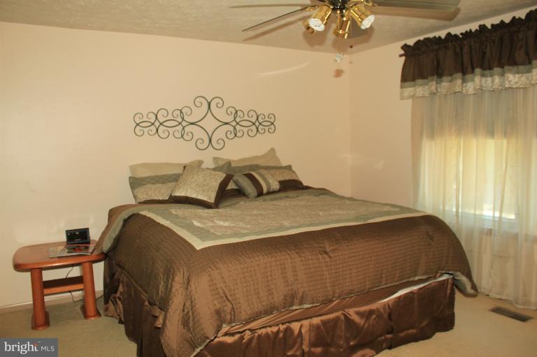 62 Yew Road Baltimore, MD 21221 - Photo 3 of 30 a bedroom with a bed and a table