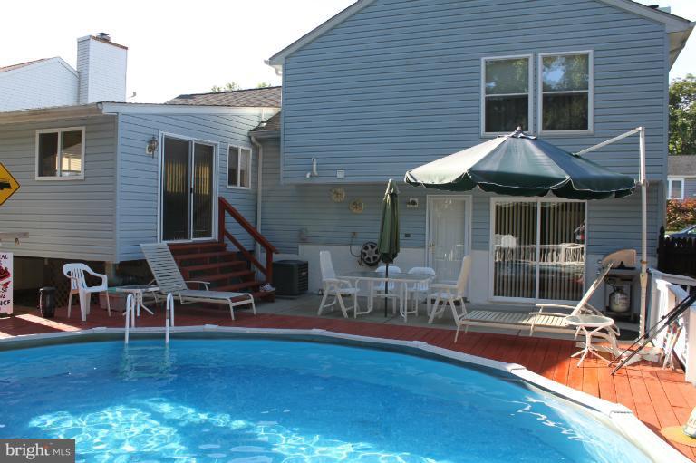 62 Yew Road Baltimore, MD 21221 - Photo 22 of 30 a patio with table and chairs