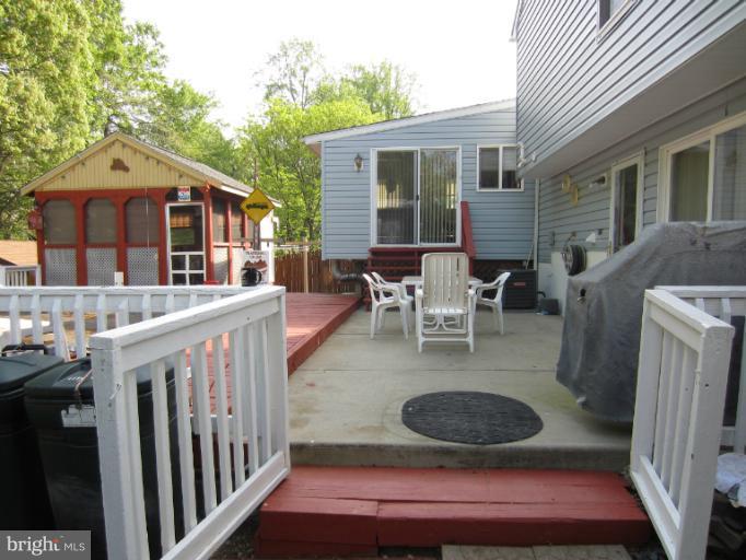 62 Yew Road Baltimore, MD 21221 - Photo 4 of 30 a backyard of a house with seating space