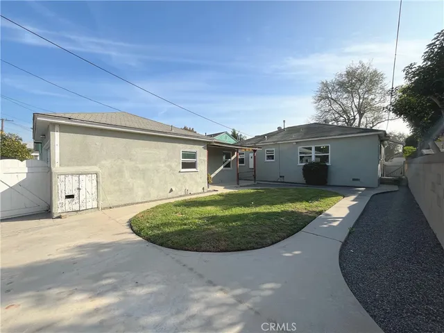 a view of a house with a backyard