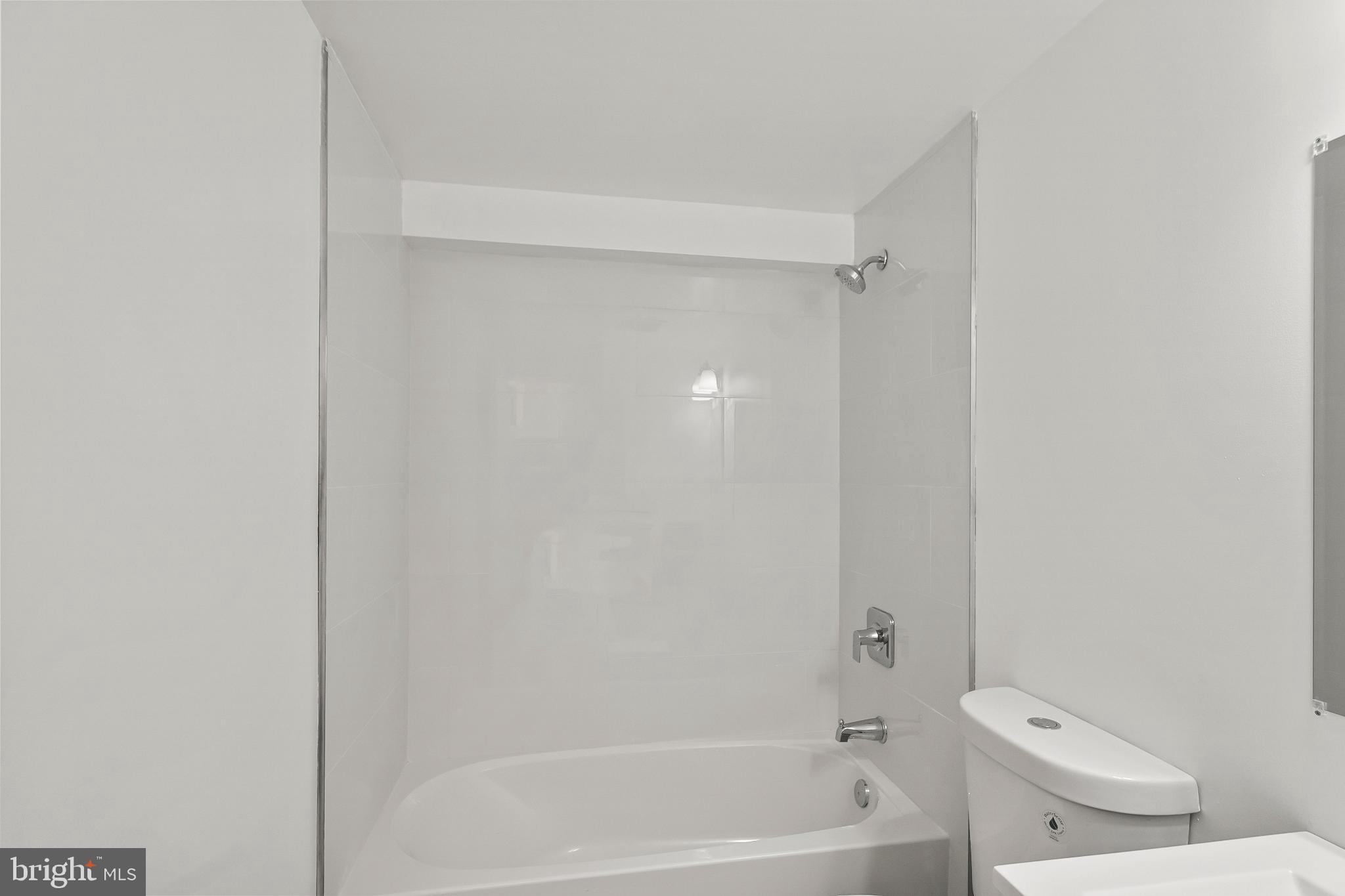 3601 Clarks Lane, Unit 322 Baltimore, MD 21215 - Photo 23 of 38 Full bathroom in the hall outside of BD1.