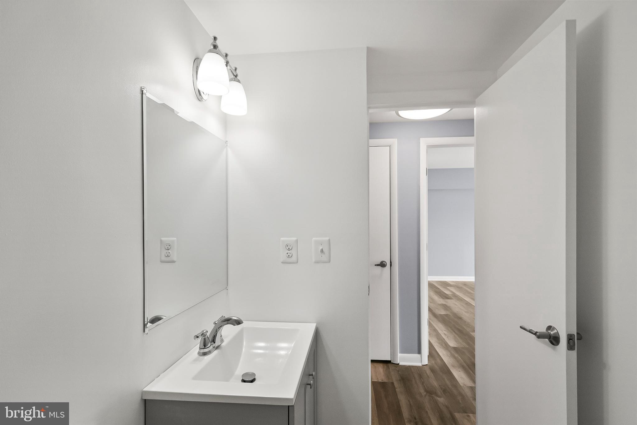 3601 Clarks Lane, Unit 322 Baltimore, MD 21215 - Photo 24 of 38 Full bathroom in the hall outside of BD1.