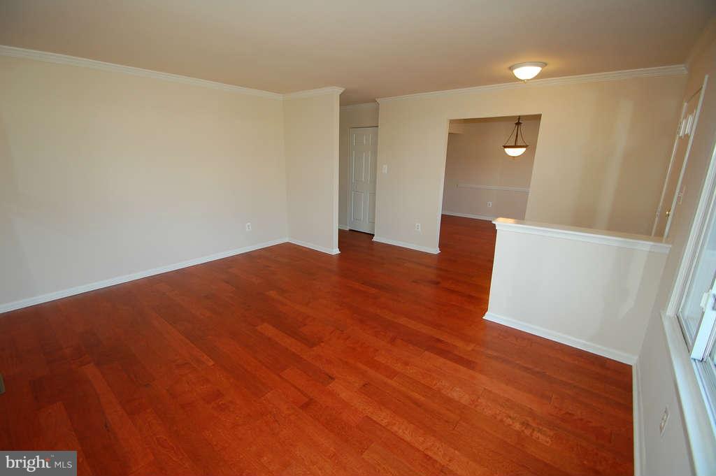 109 West Church Road Sterling, VA 20164 - Photo 9 of 27 Living Room