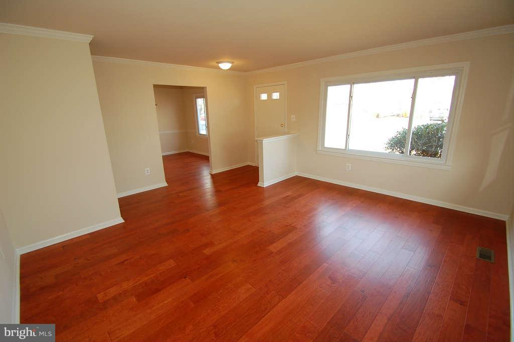 109 West Church Road Sterling, VA 20164 - Photo 10 of 27 Living Room