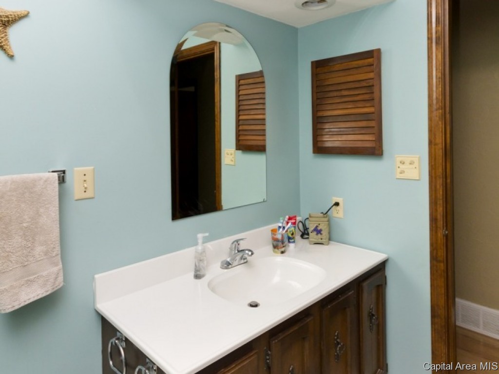 705 Allen Drive Athens, IL 62613 - Photo 26 of 36 Gallery Image 26